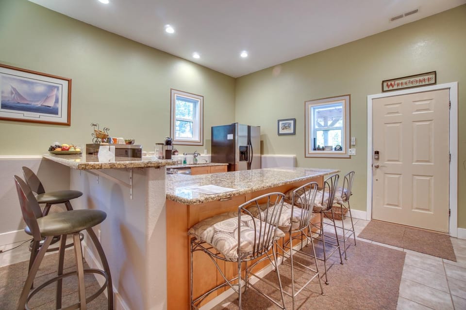 Cascade Cabin Hideaway with Views, half Mi to Lake Cabin in Cascade