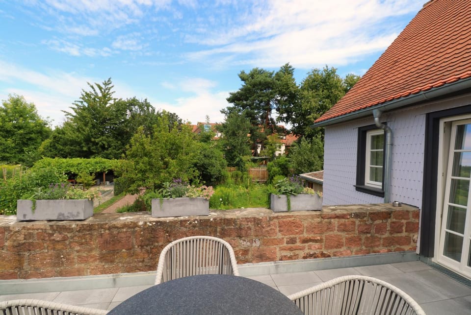 Property building, Garden, Balcony/Terrace