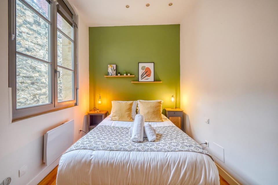 Photo of the whole room, Bedroom