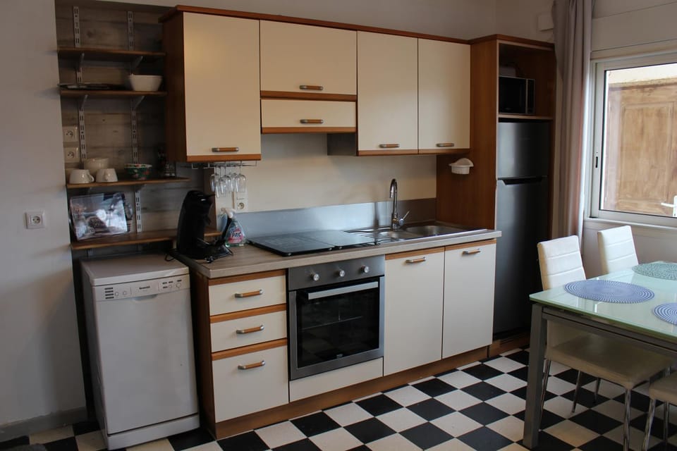 Coffee/tea facilities, Kitchen or kitchenette, Dining area, dishwasher, oven, stove, toaster
