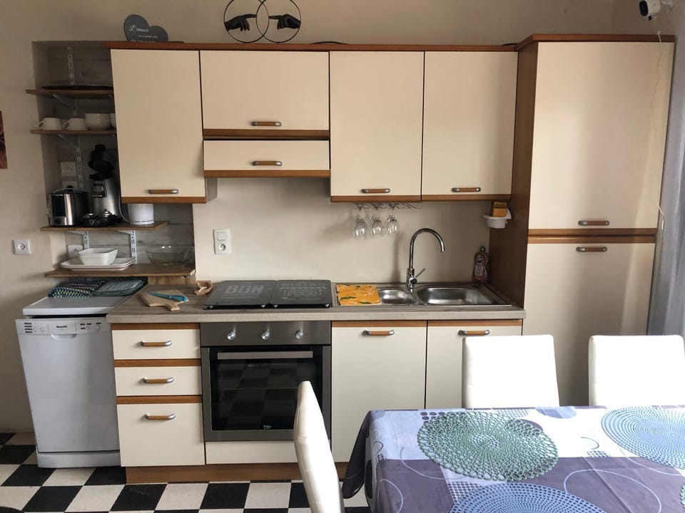 Coffee/tea facilities, Kitchen or kitchenette, Dining area, dishwasher, oven, stove