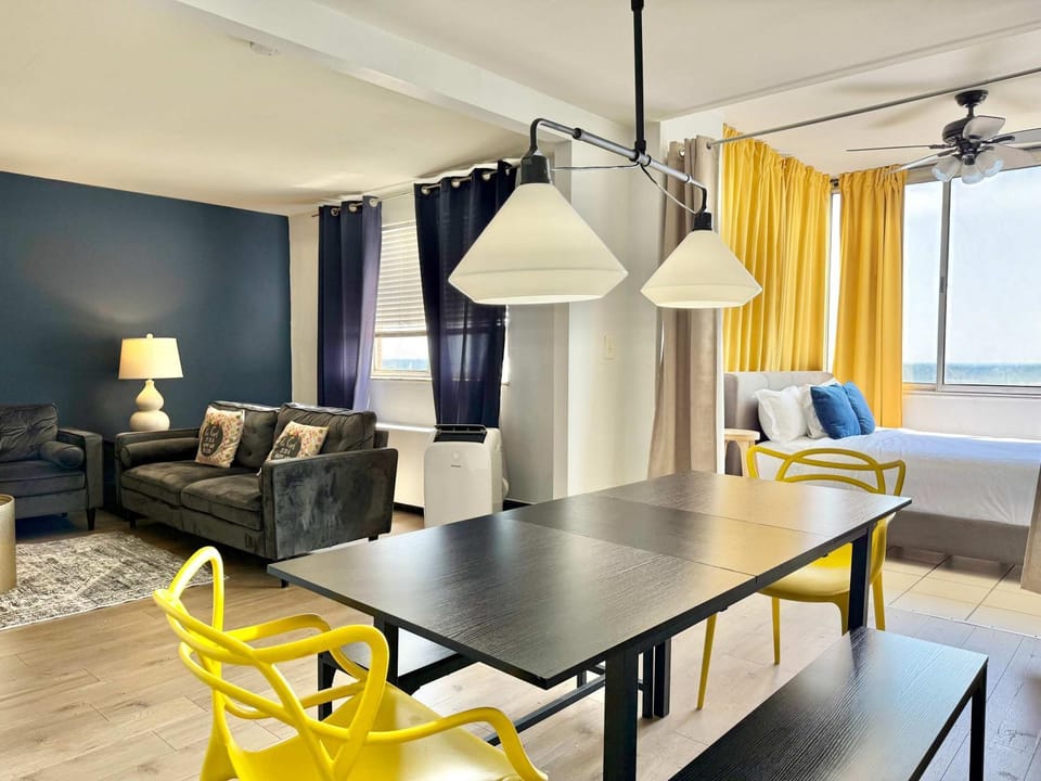 Heart ATL Downtown 3B2B Condos LM 06s Apartment in Atlanta