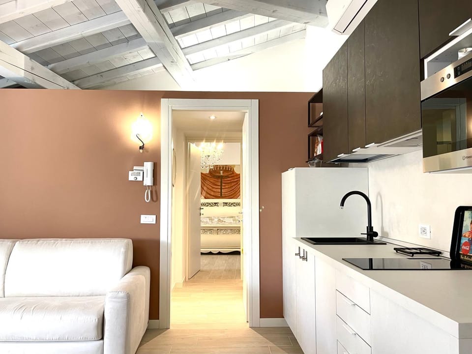 TV and multimedia, Kitchen or kitchenette, minibar, stove