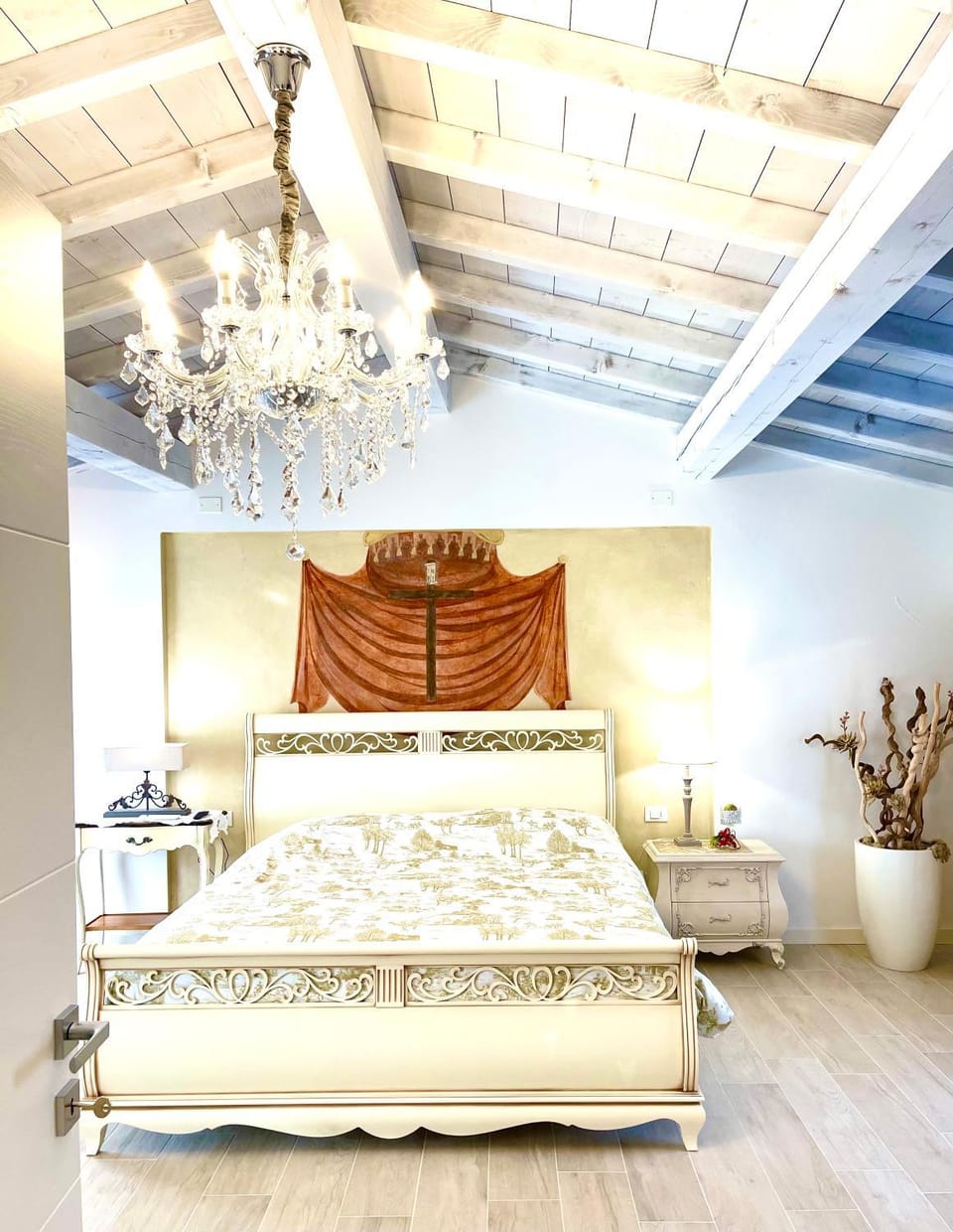 Bed, Photo of the whole room, Bedroom, Swimming pool