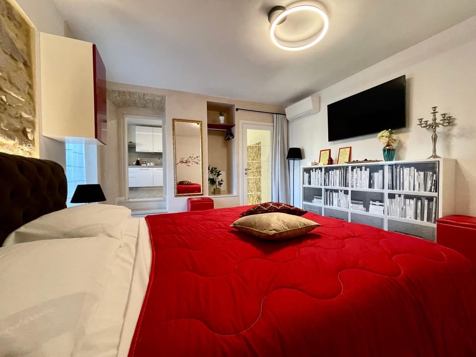 Bed, TV and multimedia, Photo of the whole room, Bedroom