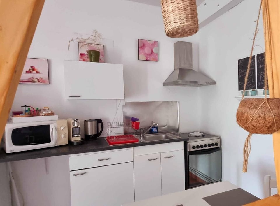 Coffee/tea facilities, Kitchen or kitchenette, microwave, oven, stove, stove, toaster, kitchen