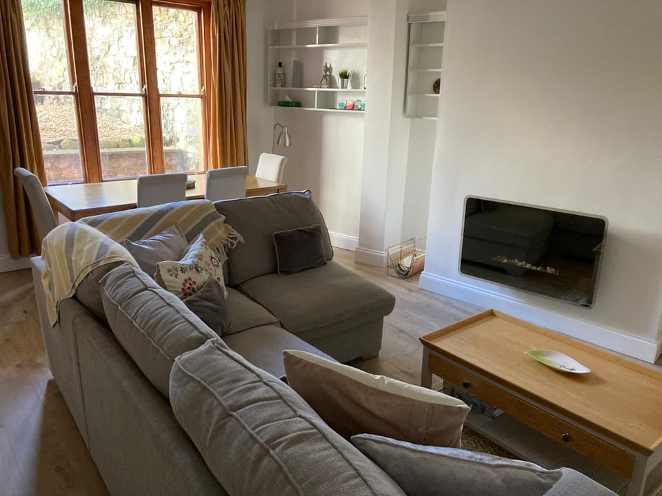 Communal lounge/ TV room, TV and multimedia, Living room, Seating area, Evening entertainment