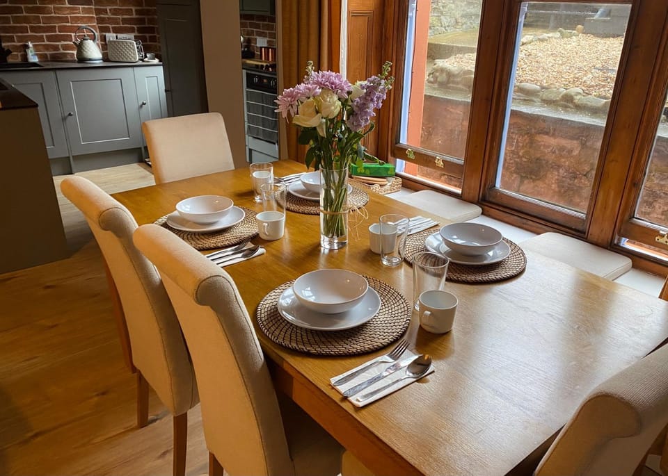 Seating area, Dining area