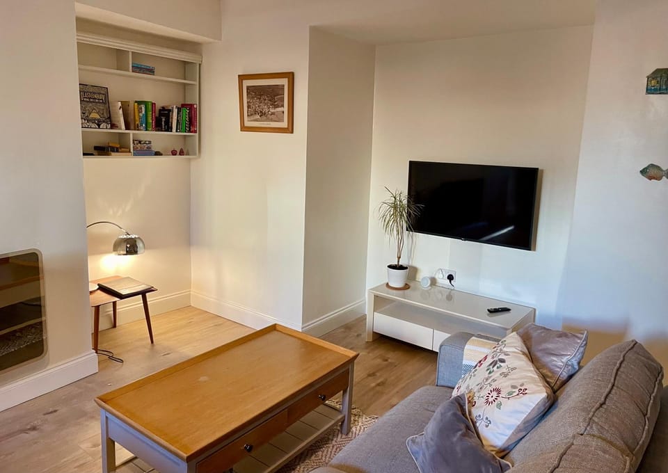 Communal lounge/ TV room, Library, TV and multimedia, Living room, Seating area, Evening entertainment