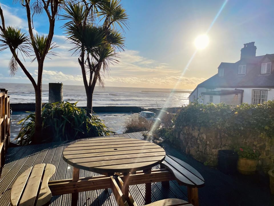 Property building, Patio, Nearby landmark, Day, Natural landscape, Balcony/Terrace, Seating area, Dining area, Beach, Sea view