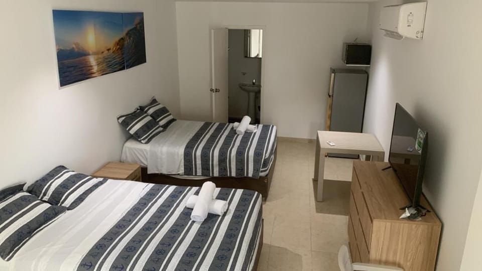 Bed, TV and multimedia, Photo of the whole room, Bedroom