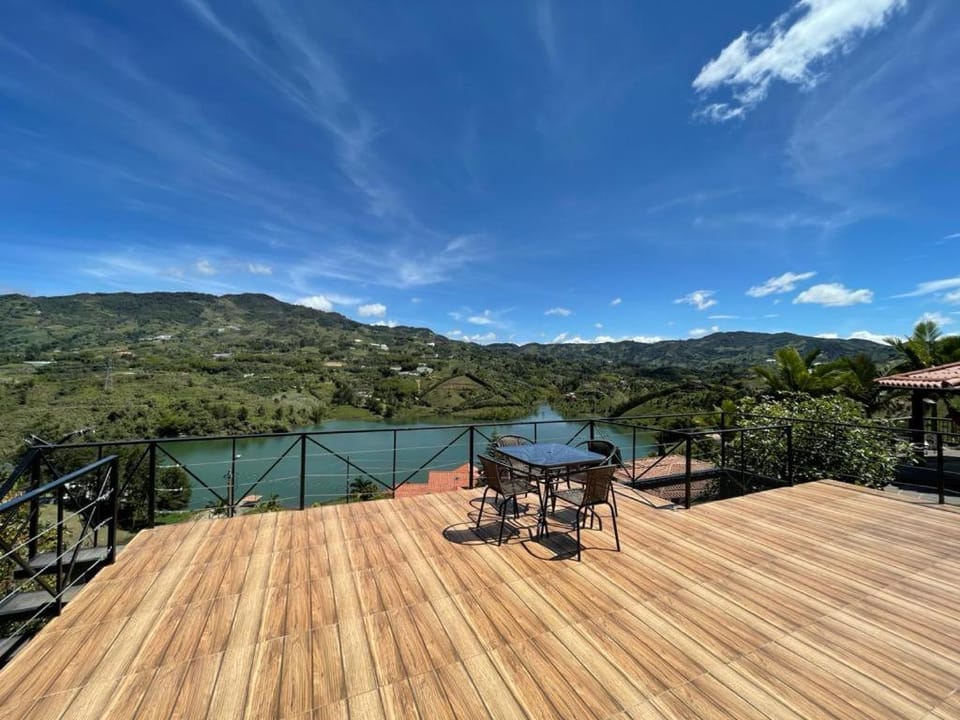 Glamping Montecarlo Lodge Cubo de Madera-Guatapé Campground/ 
RV Resort in Antioquia