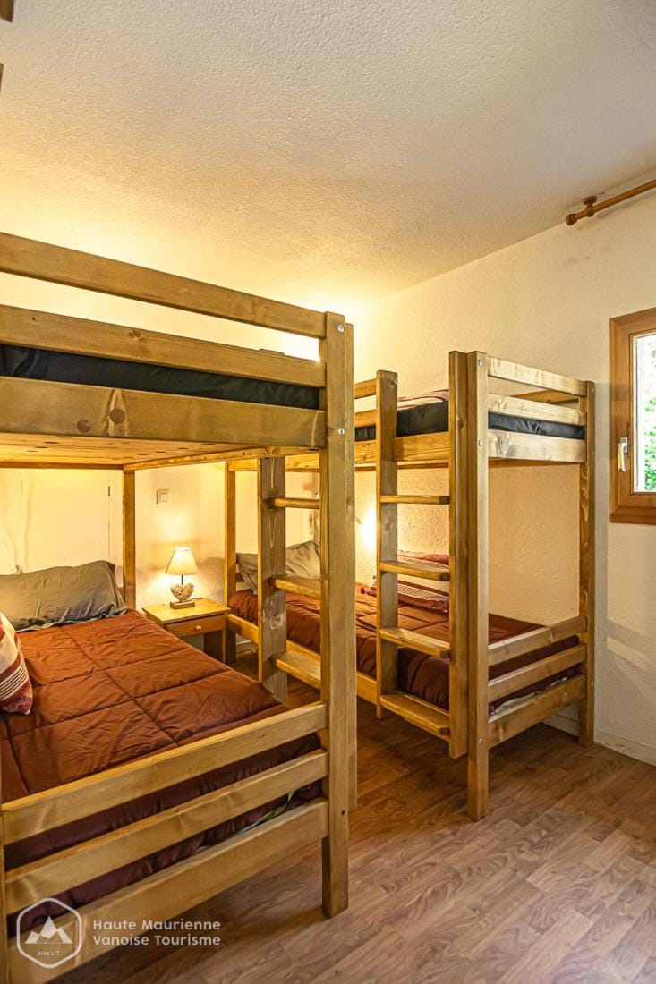 Bedroom, bunk bed