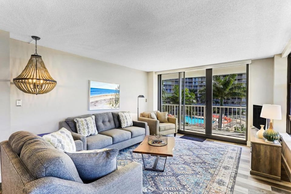 Beachfront condo with wraparound balcony/pool/tennis House in Marco Island