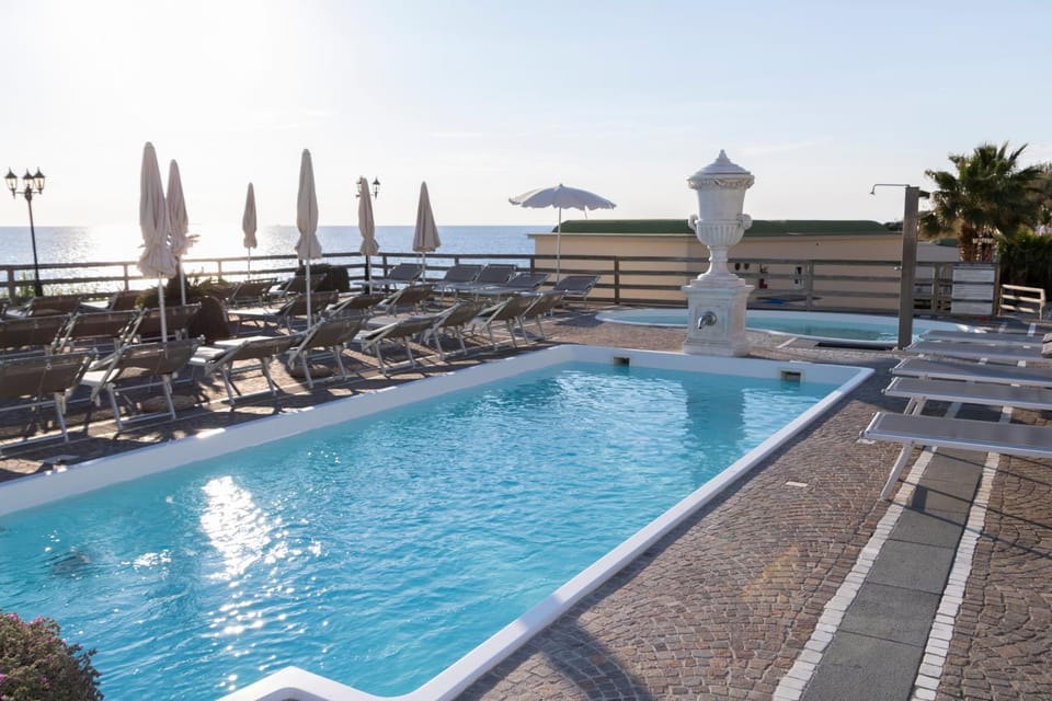 Solarium, Pool view, Swimming pool, Swimming pool