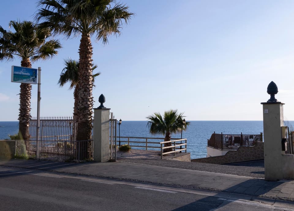Facade/entrance, Sea view