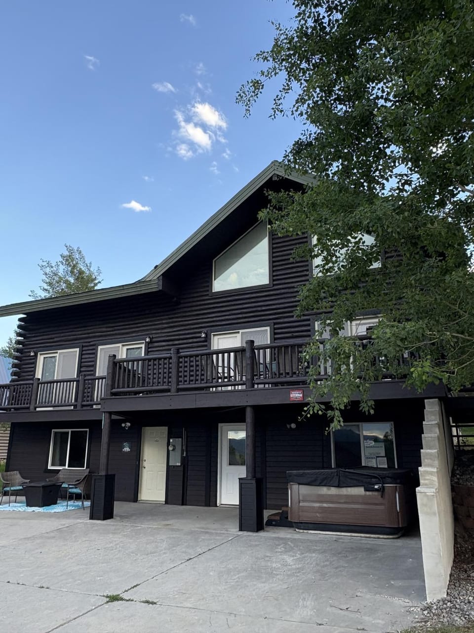Property building, Hot Tub, Balcony/Terrace, Parking