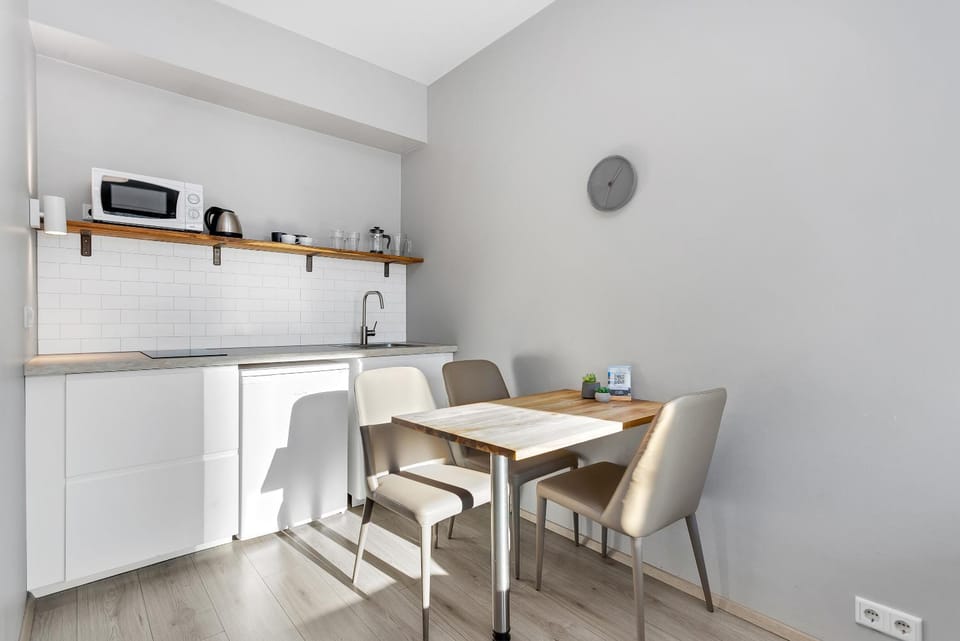 Kitchen or kitchenette, Dining area, microwave, stove