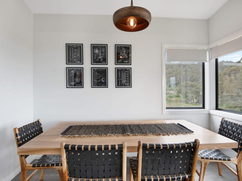 Black Diamond Retreat - Luxury 3BR Home l Lake Views l Fire Pit l WiFi l Bath House in East Jindabyne