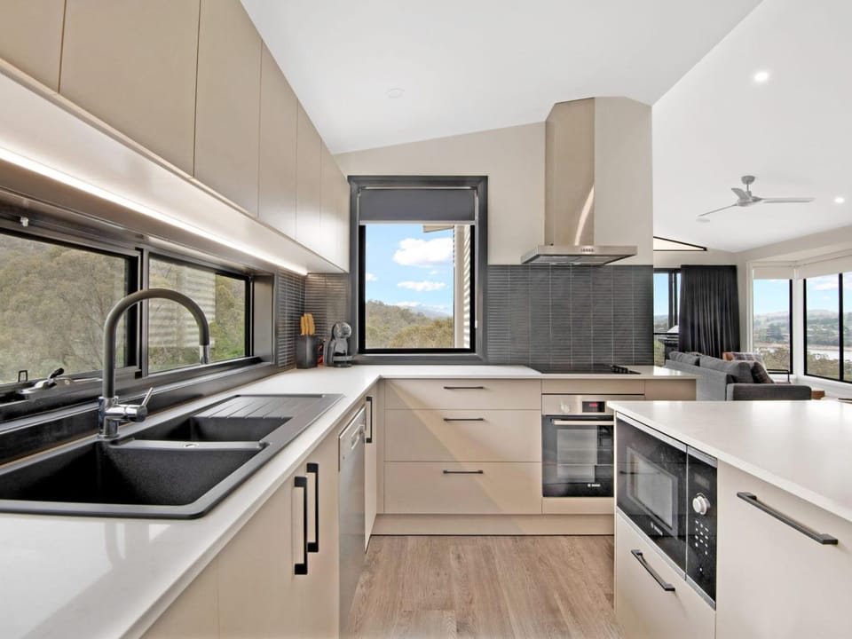 Black Diamond Retreat - Luxury 3BR Home l Lake Views l Fire Pit l WiFi l Bath House in East Jindabyne