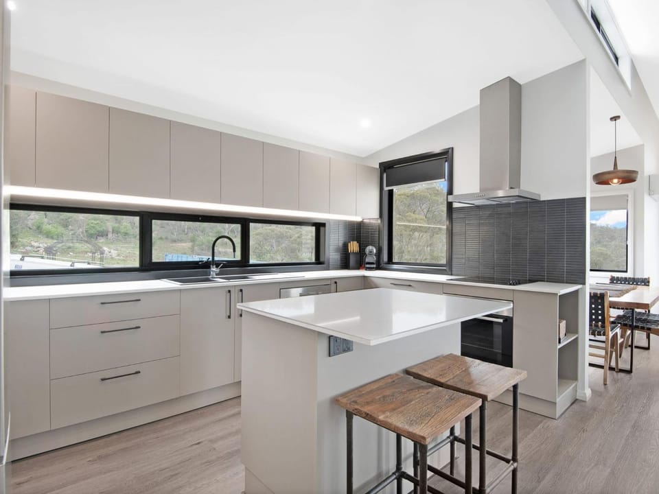 Black Diamond Retreat - Luxury 3BR Home l Lake Views l Fire Pit l WiFi l Bath House in East Jindabyne