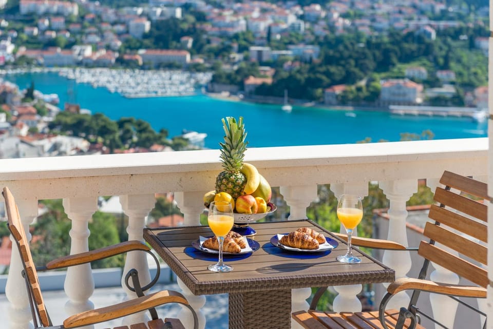 View (from property/room), Balcony/Terrace, City view, Sea view