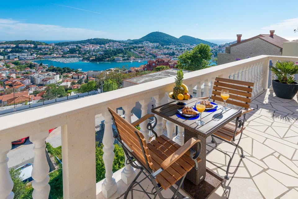 View (from property/room), Balcony/Terrace, City view, Sea view