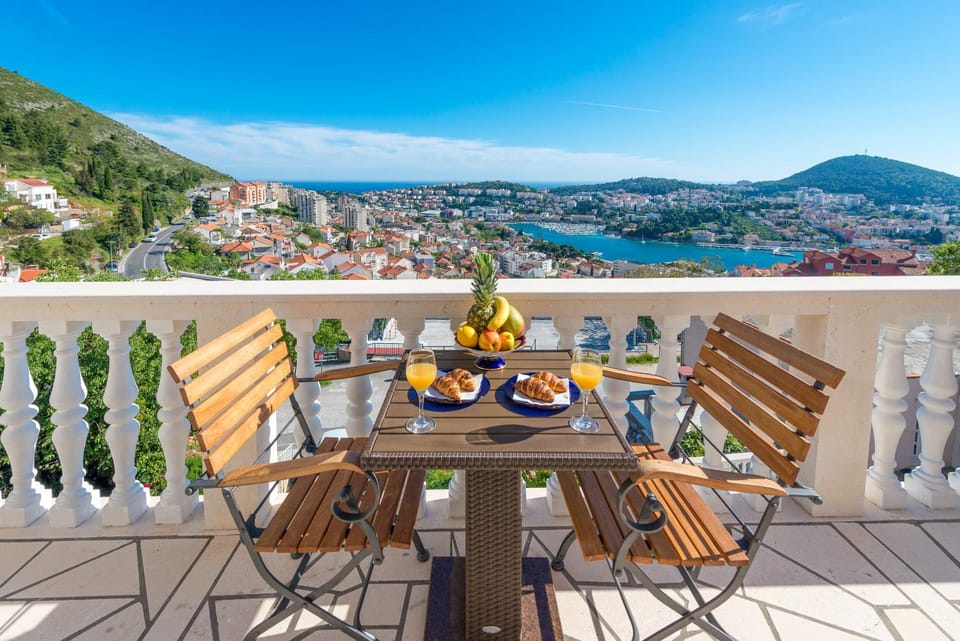View (from property/room), Balcony/Terrace, City view, Sea view