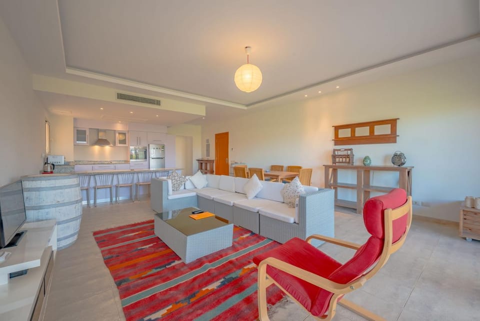 TV and multimedia, Lounge or bar, Seating area, Dining area