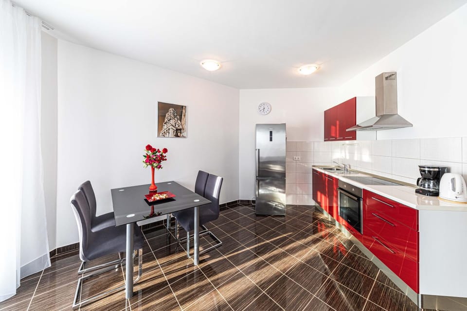 Kitchen or kitchenette, Seating area, Dining area, pet friendly, stove