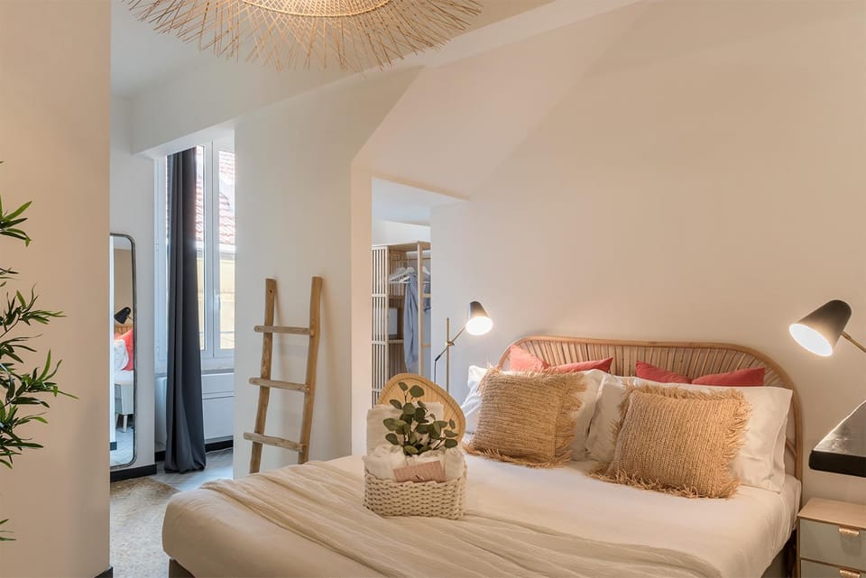 Bed, Photo of the whole room, Decorative detail, Bedroom
