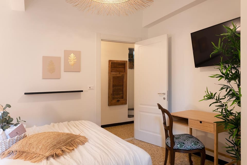 Communal lounge/ TV room, Bed, TV and multimedia, Photo of the whole room, Decorative detail, Bedroom