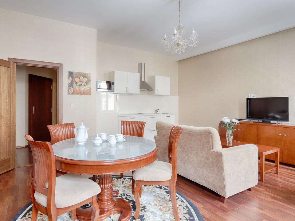 Kitchen or kitchenette, Living room, Seating area, Dining area