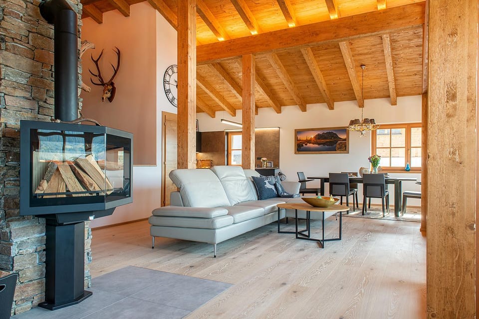 Communal lounge/ TV room, TV and multimedia, Living room, Seating area, Dining area, Evening entertainment, flat iron, kitchen