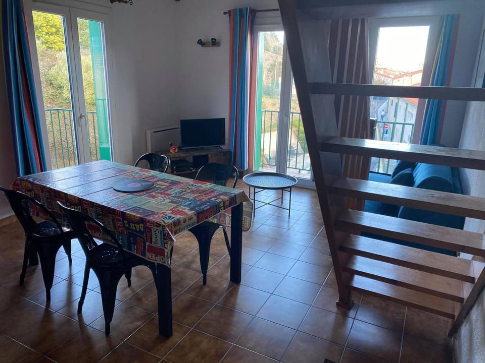 TV and multimedia, Balcony/Terrace, Living room, Dining area, City view