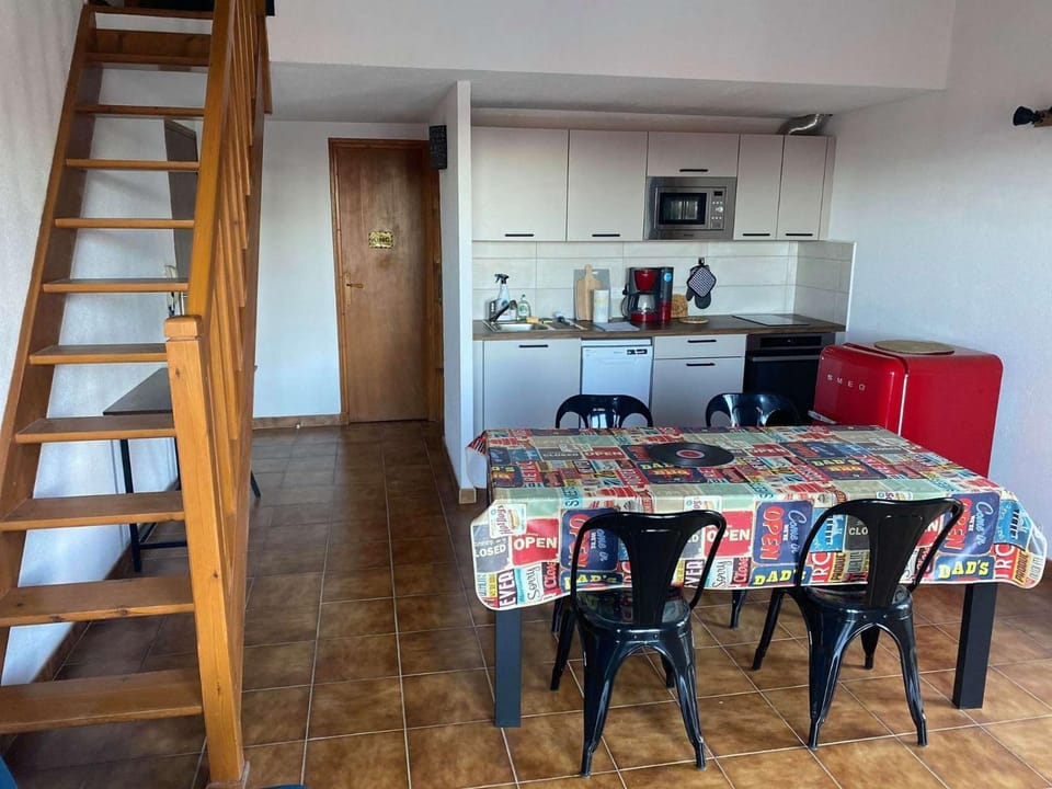 Kitchen or kitchenette, Dining area, minibar, pet friendly, stove