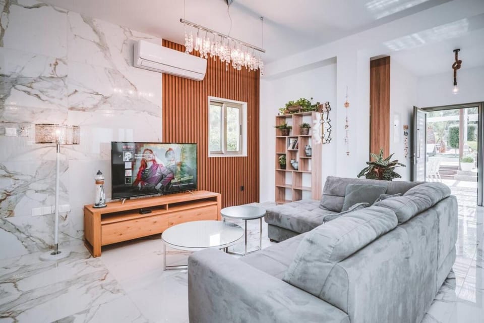 SunnyVillas: 4BR Villa Private Pool+Jacuzzi+Sauna Villa in Protaras