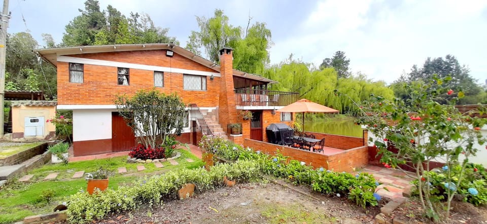 HACIENDA MONCORA CABAÑA LAGO p 1 House in Cundinamarca, Colombia