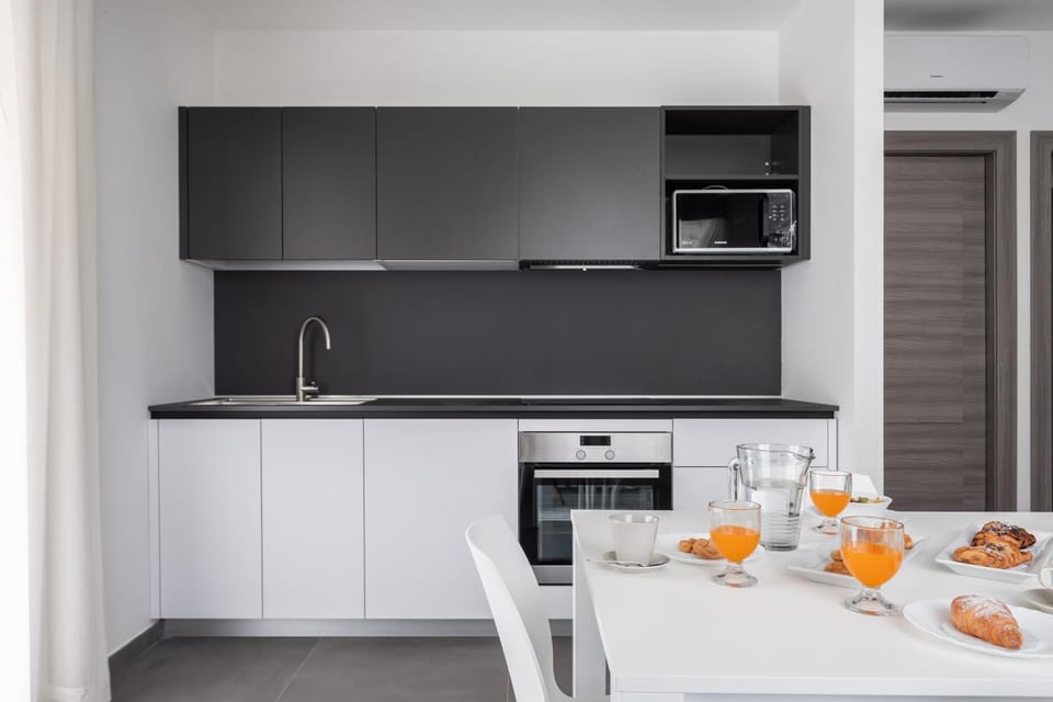 Kitchen or kitchenette, Dining area, minibar, pet friendly