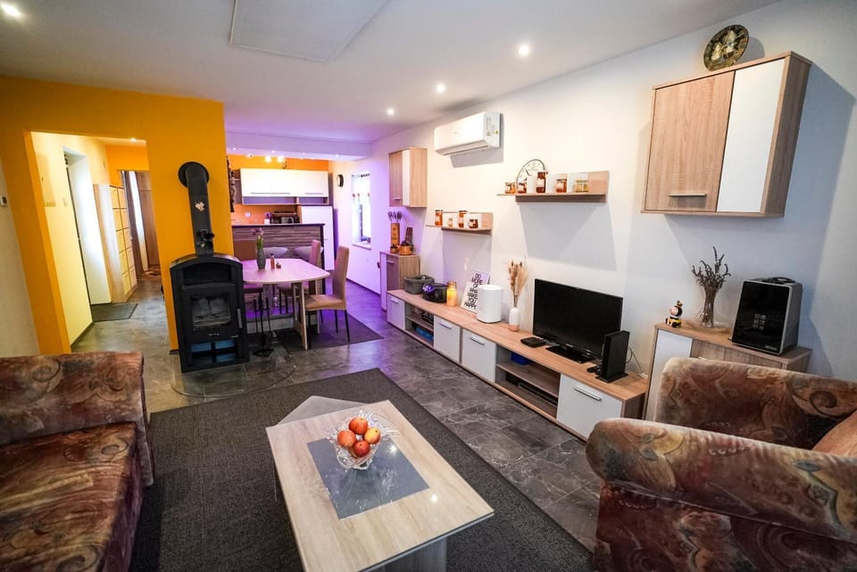 Communal lounge/ TV room, Living room, Seating area
