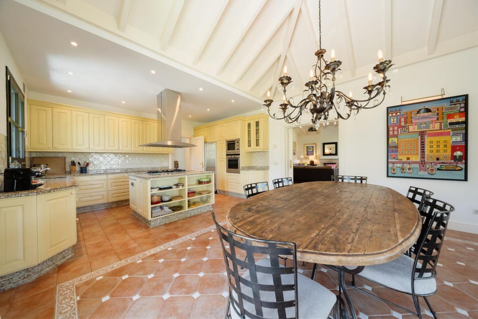 Kitchen or kitchenette, Living room, Seating area, Dining area, stove