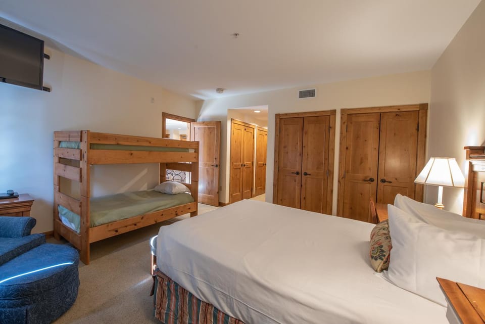 Kid-Friendly 2BR 3BA Slopeside Condo Apartment in Colorado
