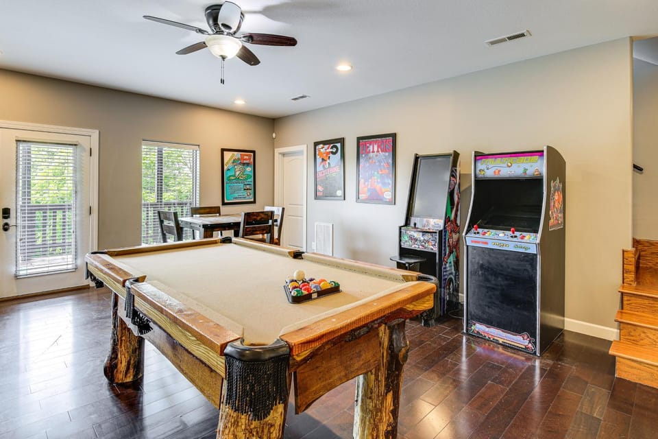 Hot Tub & Game Room! Group-Ready Smokies Cabin Cabin in Sevierville
