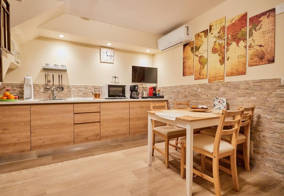 Property building, Kitchen or kitchenette, Seating area, Dining area, pet friendly, stove