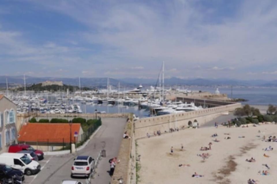 BORD DE MER - AC, WIFI, chic, sea view, beach 2 minutes walk Apartment in Antibes