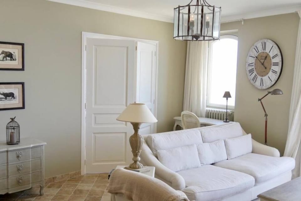 BORD DE MER - AC, WIFI, chic, sea view, beach 2 minutes walk Apartment in Antibes