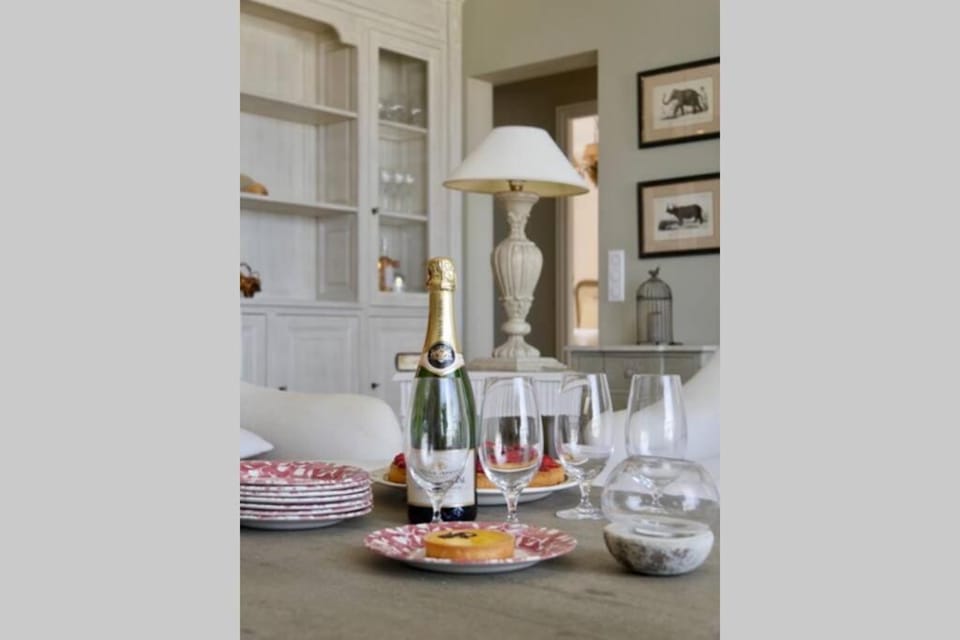 BORD DE MER - AC, WIFI, chic, sea view, beach 2 minutes walk Apartment in Antibes