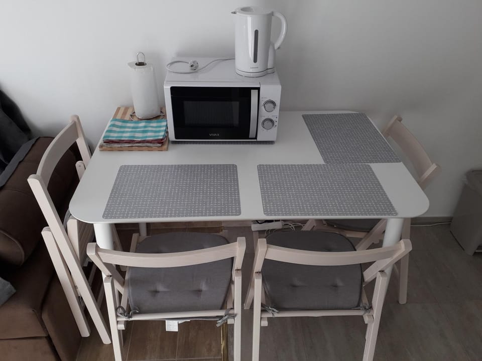 Coffee/tea facilities, Kitchen or kitchenette, Dining area