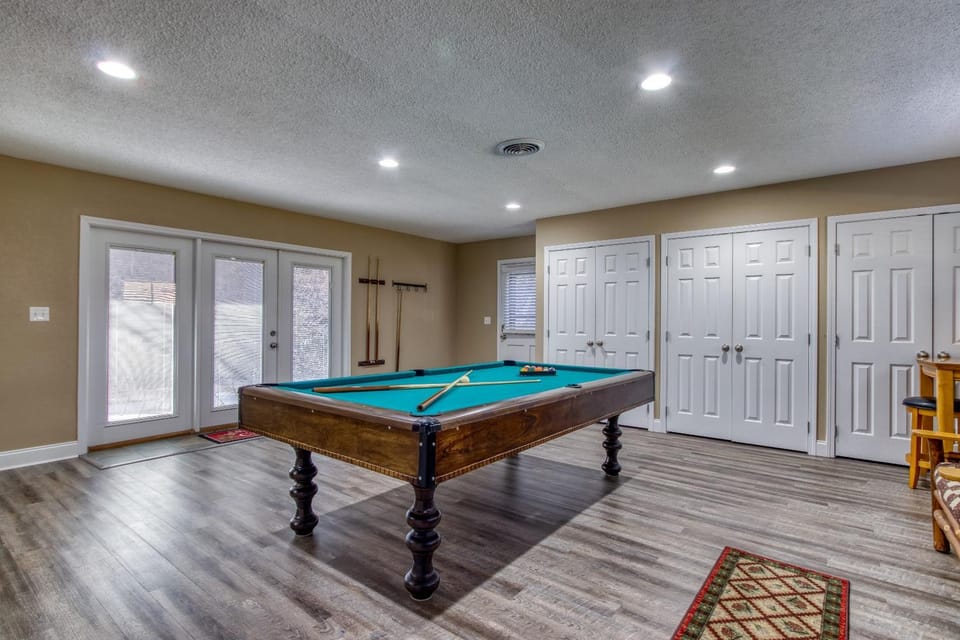 Hidden Memories, Hot Tub, FREE Attraction tickets for each paid day, Pool Table, WIFI!!! Chalet in Gatlinburg