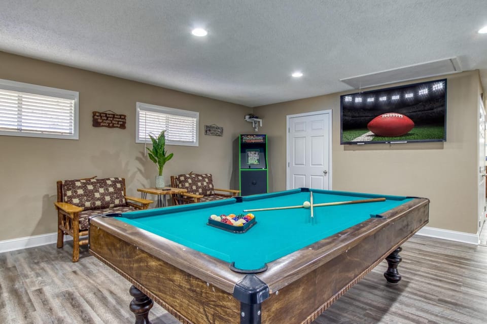 Hidden Memories, Hot Tub, FREE Attraction tickets for each paid day, Pool Table, WIFI!!! Chalet in Gatlinburg